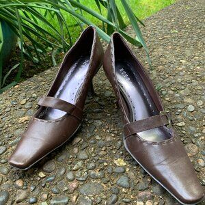 BCBG Girls Vintage Pumps - Size 8